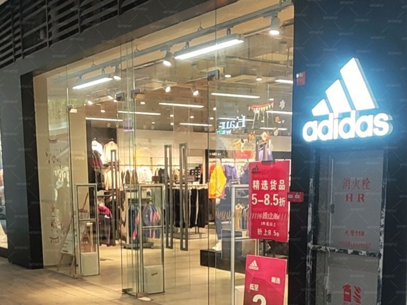 Adidas marka dendak edertasun kubikoa AM6208 arropa denda instalatu zuen lapurretaren aurkako gailua